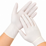 Manos con guantes para proteger el tejido de las medias